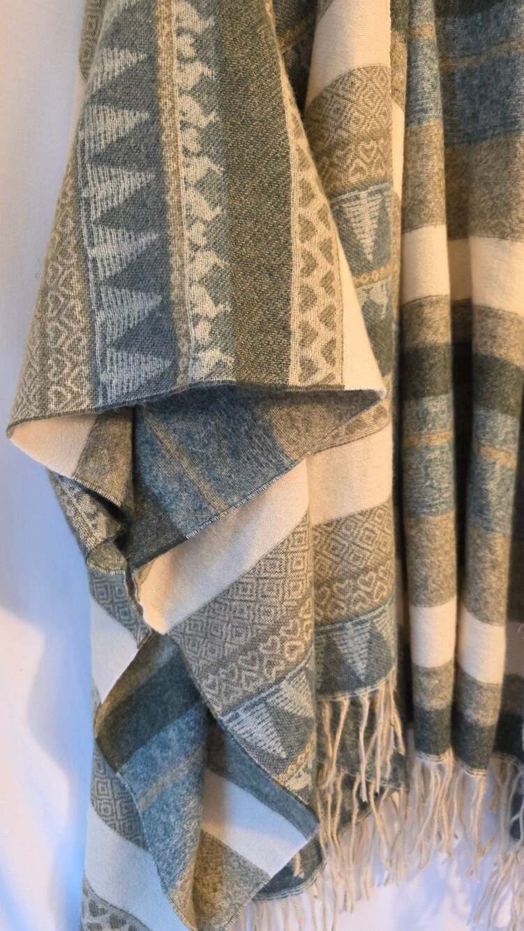 Aztec Pattern Fringe Ruana Wrap, One-size - Picture 2 of 4